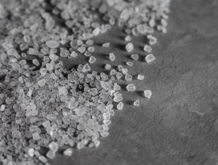 cristaux de sel sur un fond gris