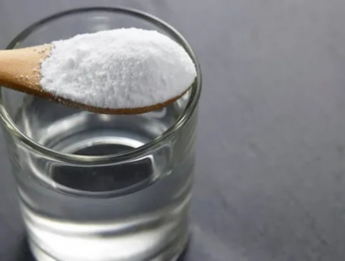 cuillere de bicarbonate de soude dans un verre d eau