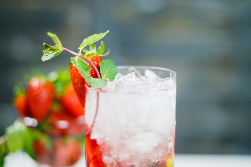 deco cocktail fraise et menthe pour melange rum et friase