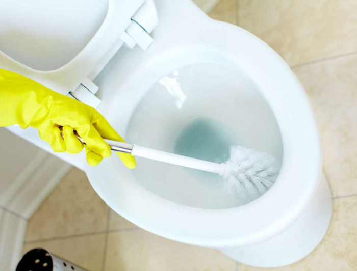 detartrer toilette lessive de soude main en gant jaune