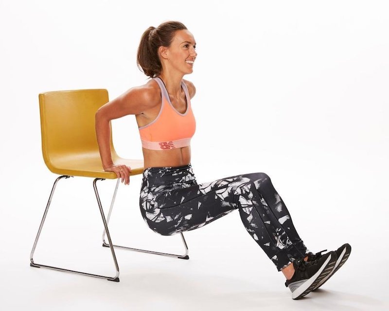 exercices pour les bras qui pendent femme qui fait des exercises sur une chaise