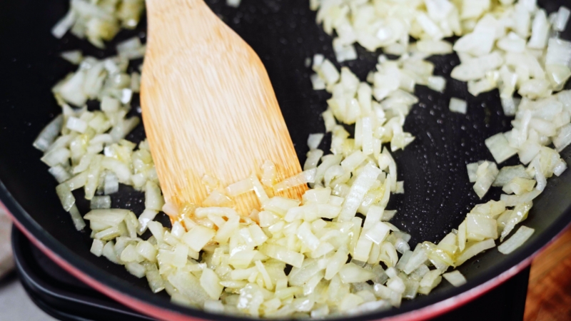 faire sauter de l oignon dans poele cuillere en bois huile vegetale