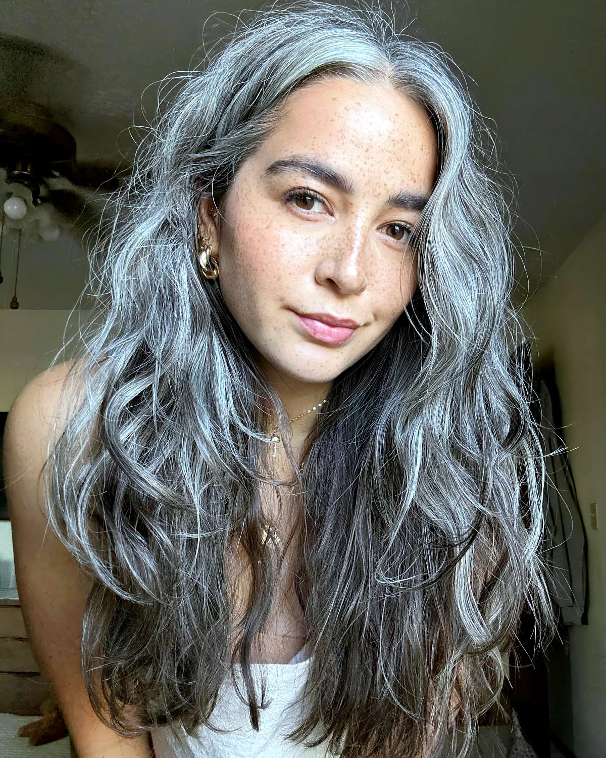 femme avec cheveux longs et ondules gris naturel