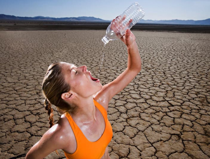 femme qui a soif et boit de l eau dans le desert