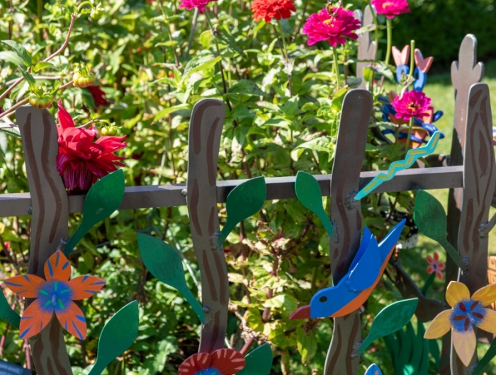 figurines en bois oiseaux fleurs cloture jardin originale decoration