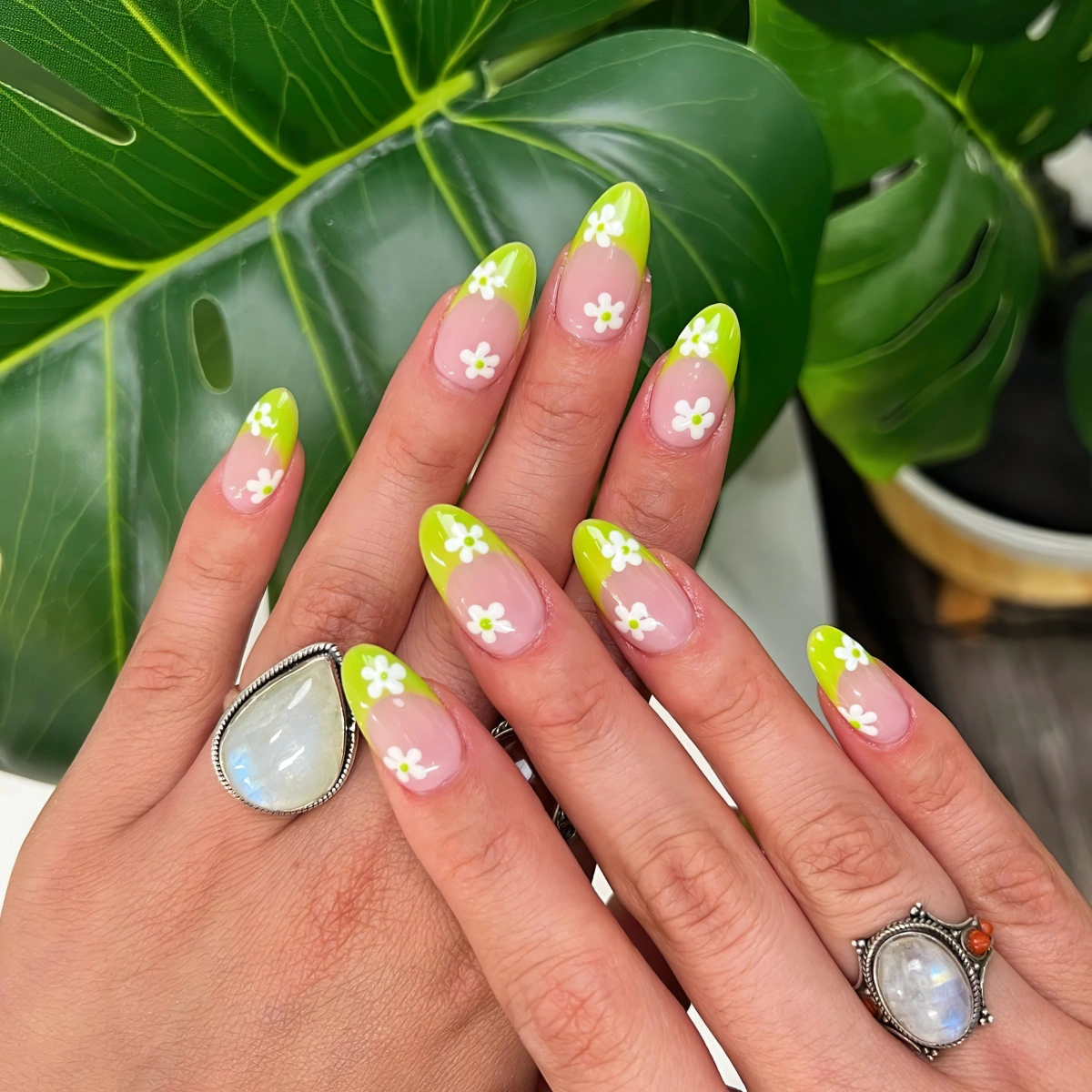 french manucure en couleur vert dessin fleurs blanches nail art