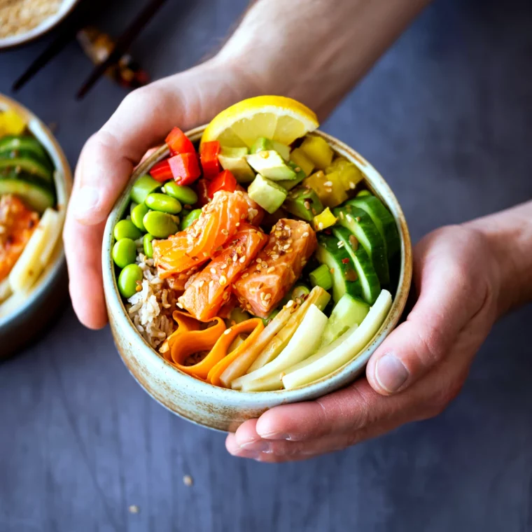 idee de petit dejuenr proteine bol avec du samon et legumes