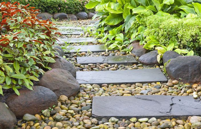 idee jardin pas japonais une allee de pierre a travers le jardin