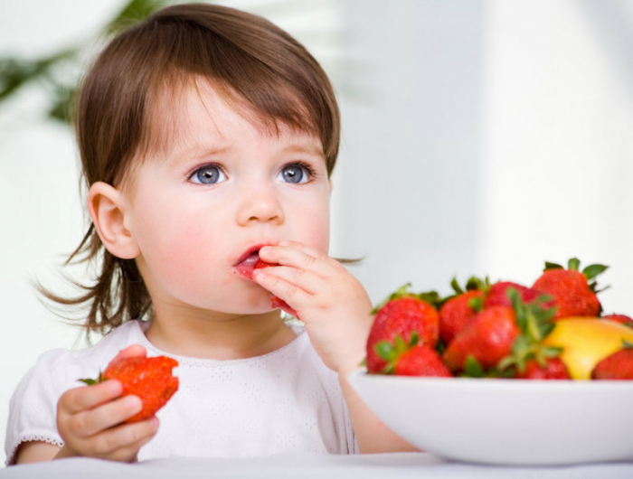 les 10 biienfaits des fraises enfant manfe une fraise