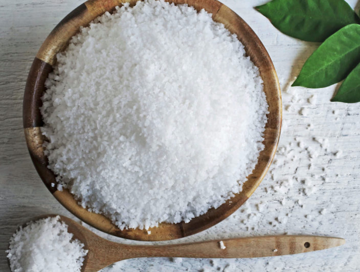 les dangers du sel sur l organisme du sel dans un pot et cuilliere en bois
