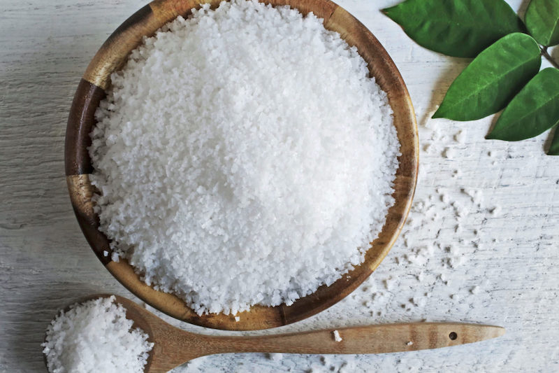 les dangers du sel sur l organisme du sel dans un pot et cuilliere en bois