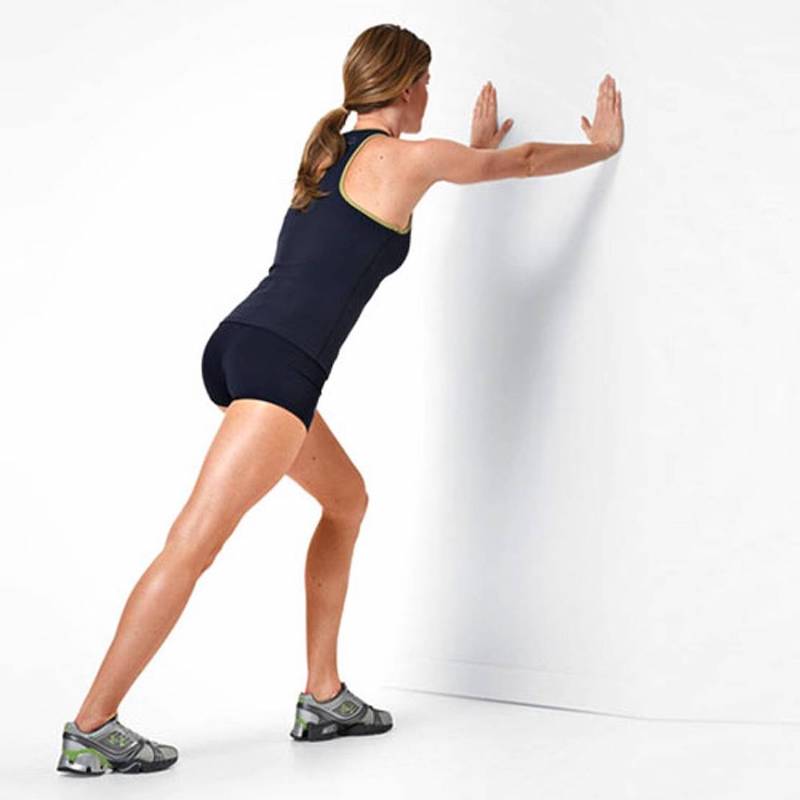 maigrir vite sans régime femme s appuie sur un mur une jambe devant l autre derriere