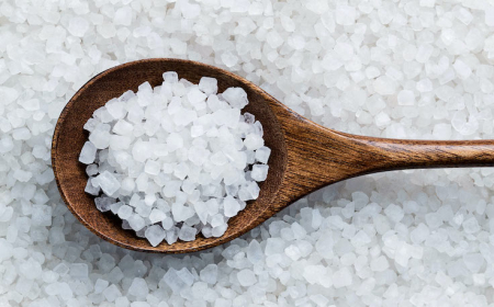 manger trop de sel symptomes cuillere en bois avec du sel