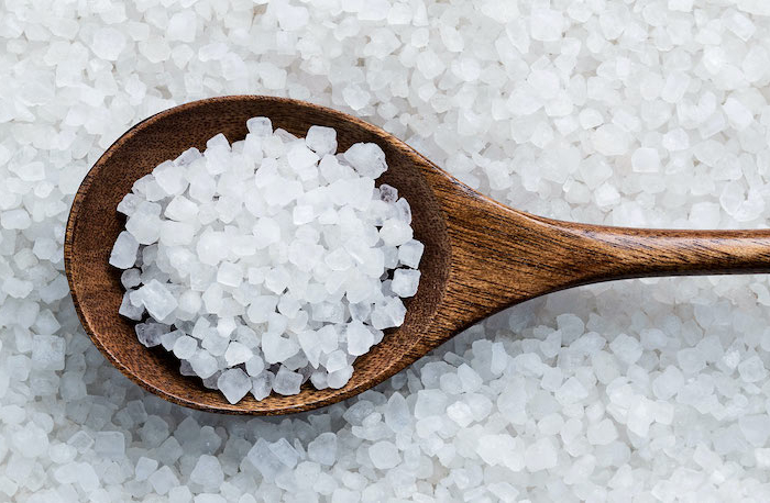 manger trop de sel symptomes cuillere en bois avec du sel