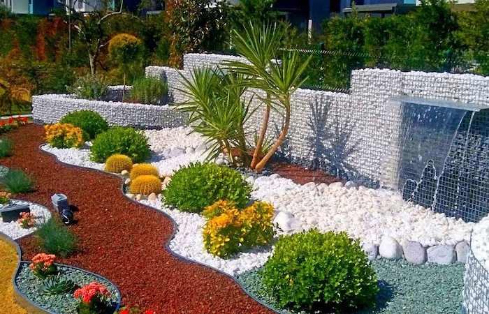 modele de jardin avec galets jardin avec cailloux jaunes marrons et blanc plantes vertes