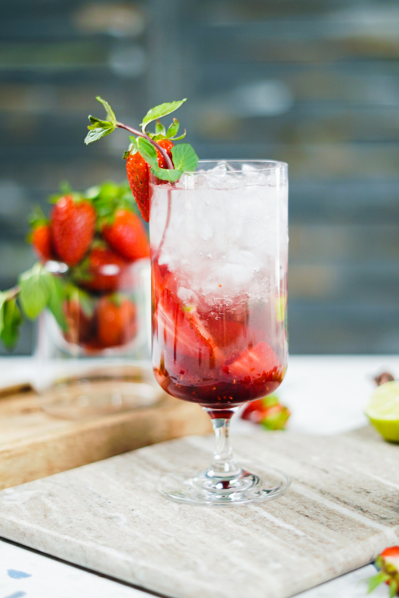 mojito fruit rouge fraises dans un verre eau gazeuse rhum idée recette maison cocktail