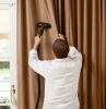 nettoyer les rideaux sans les decrocher homme nettoie des rideau a l aspirateur