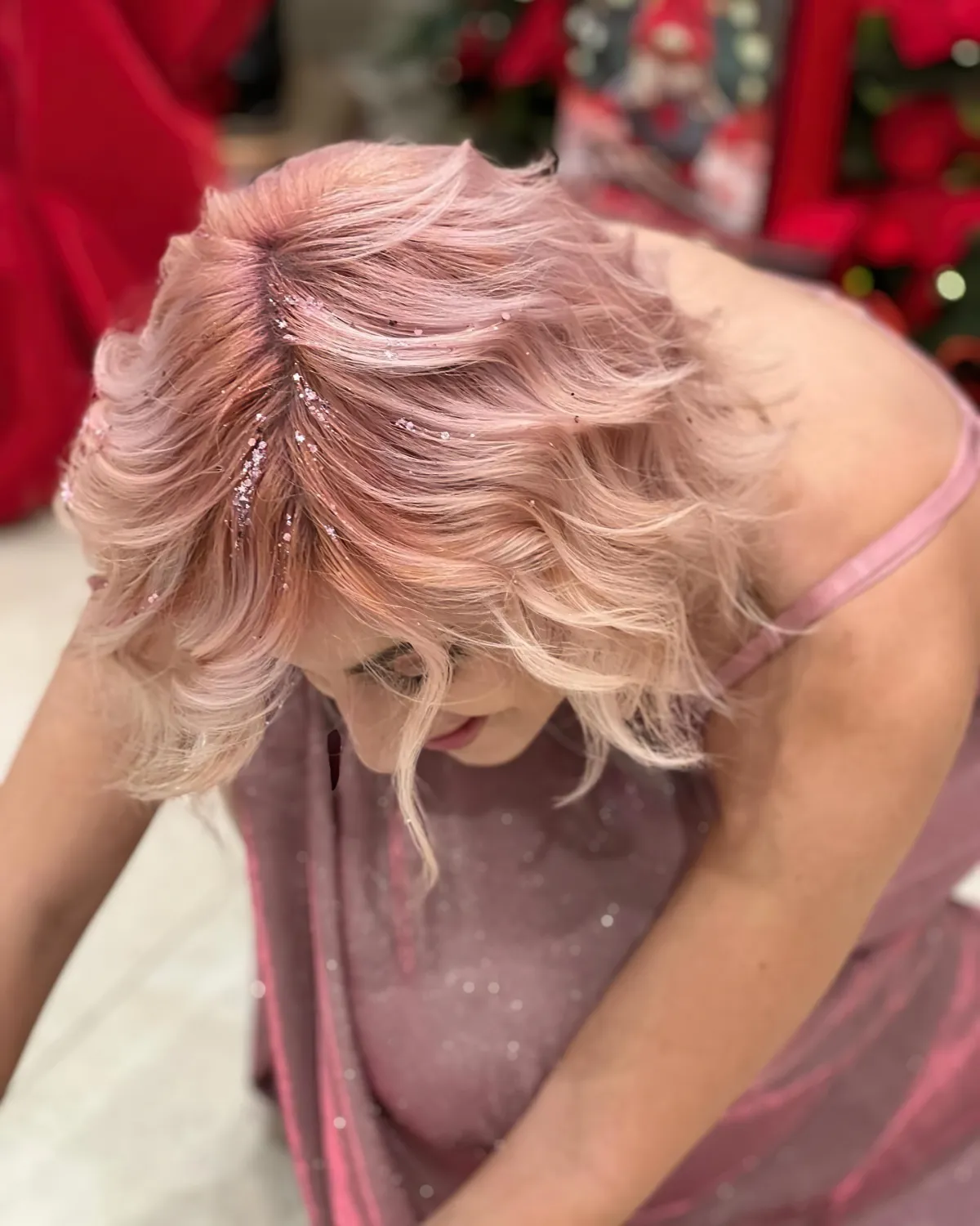 ombre rose sur cheveux blond polaire criniere ondulee