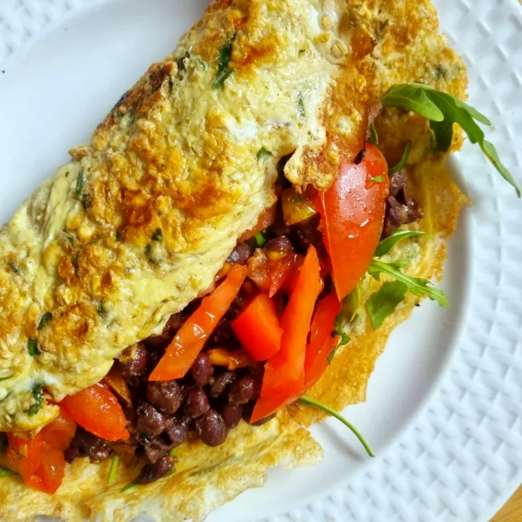 omlette riche en proteines avec des tomates et des haricots