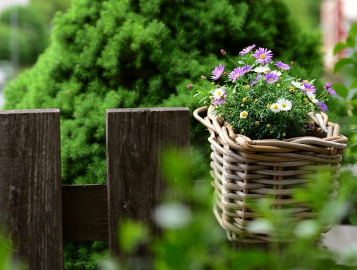 panier tresse suspendu enclos jardin personnalisation avec materiaux maison fleurs