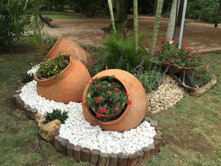 Parterre de fleurs avec cailloux pour un jardin moderne et zen