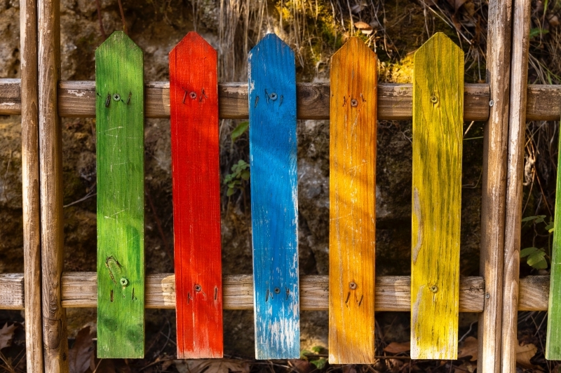peinture differentes couleurs cloture jardin originale en bois arc en ciel