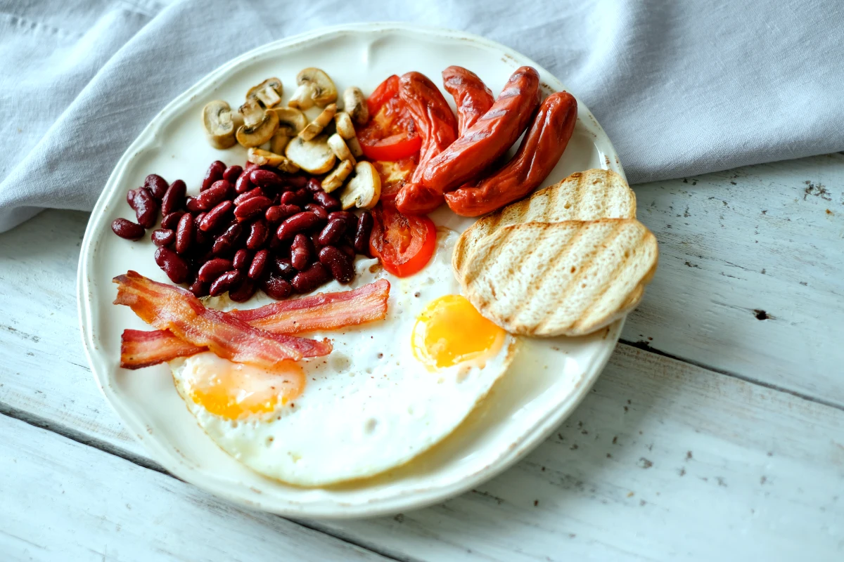 petit dejeuner energisant pour commencer la journee assiette avec du pain et des oeufs