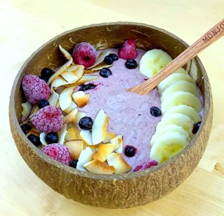 petit dejeuner rapide et facile bol avec du yayourt et des fruits rouges