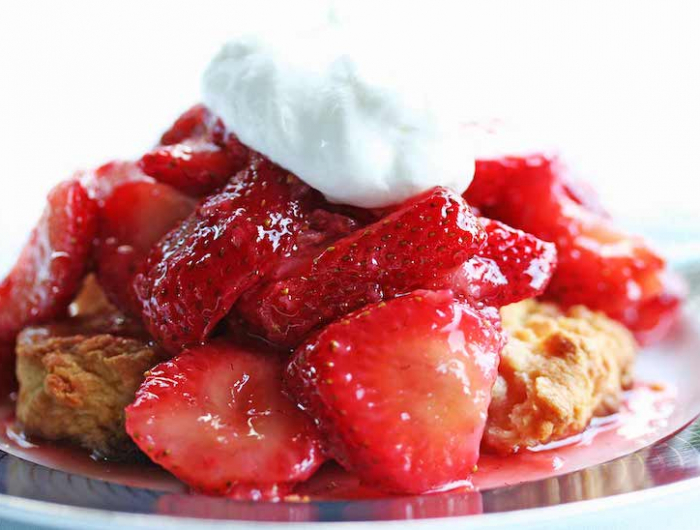 peut on grossir mangeant les fraises assiette avec gateau aux fraises