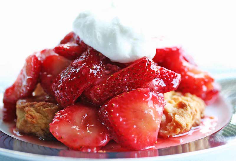 peut on grossir mangeant les fraises assiette avec gateau aux fraises