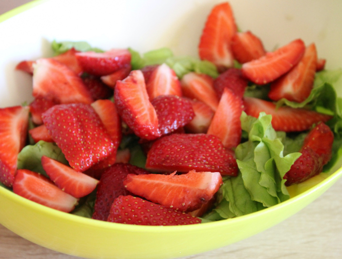peut on manger des fraises le soir salade verte aux fraises dans une assiette