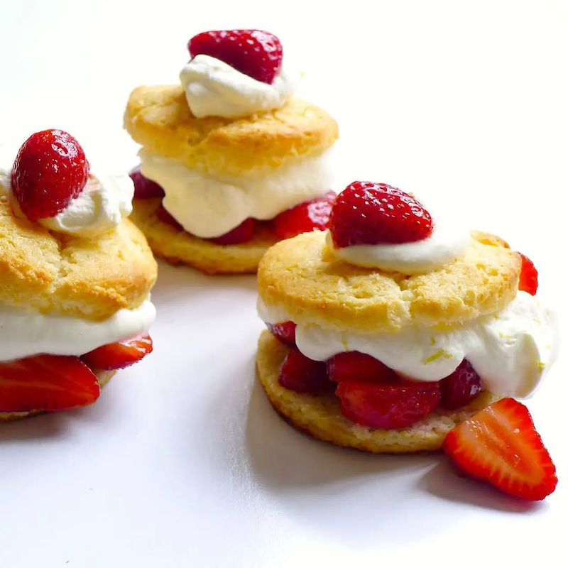 peut on manges des fraises au petit dejeuner assiette de petits gateaux aux fraises