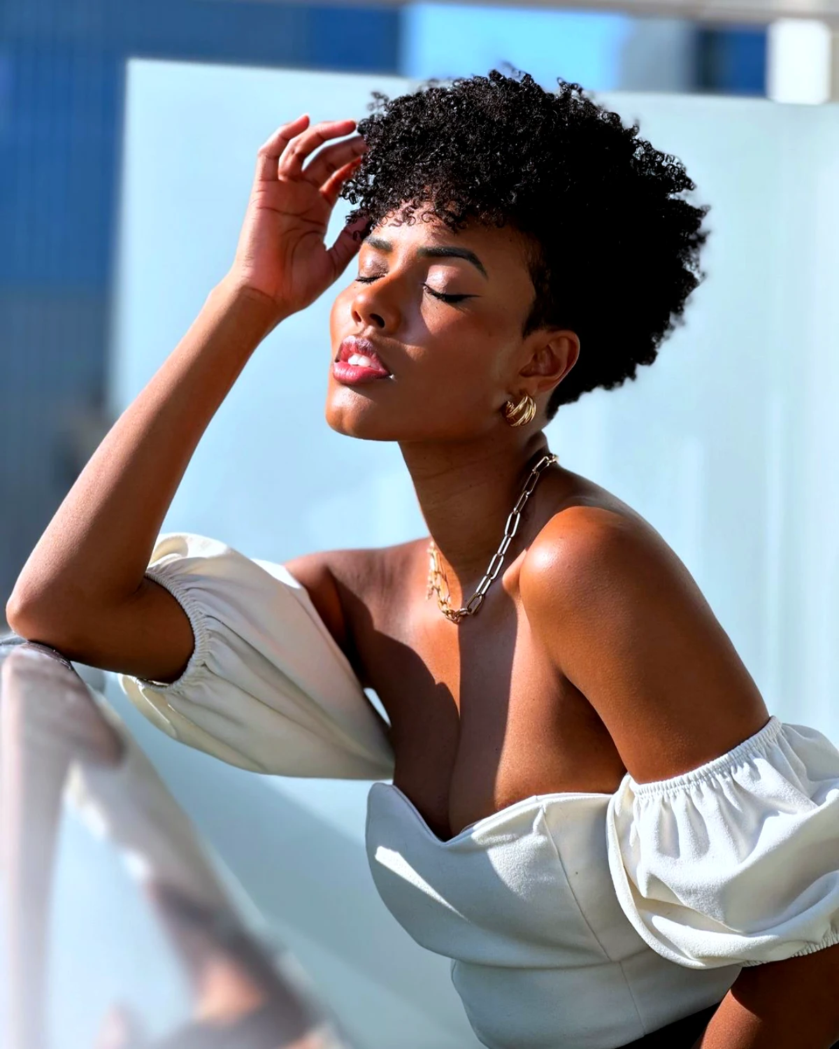 pixie volumineux femme afro au soleil robe blanche