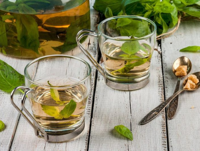 pousser tres vite dans un verre d eau feuilles de basilic