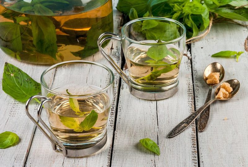 pousser tres vite dans un verre d eau feuilles de basilic