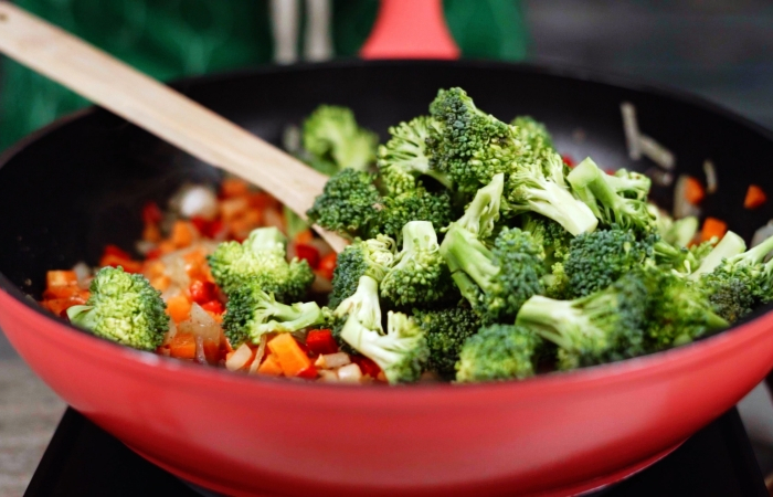 preparation farce aux legumes brocolis et poivrons rouges oignon