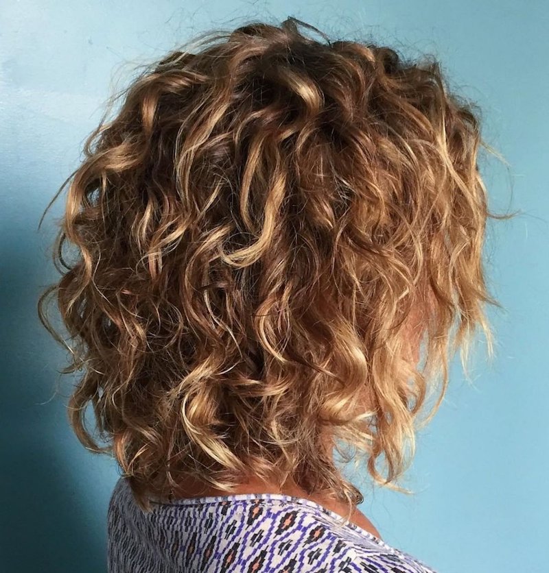 quelle coupe de cheveux mi longs pour rajeunir femme aux cheveux ondules