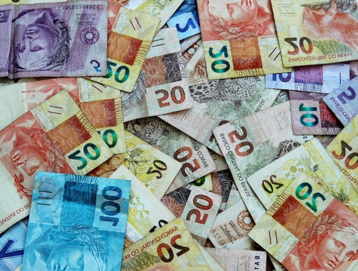 free image/jpeg resolution: 5184x3456, file size: 7mb, heap of brazilian banknotes