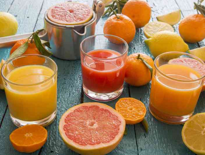 recette de bicarbonate de soude pour maigrir table remplie avec des oranges et pamlemousses en jus
