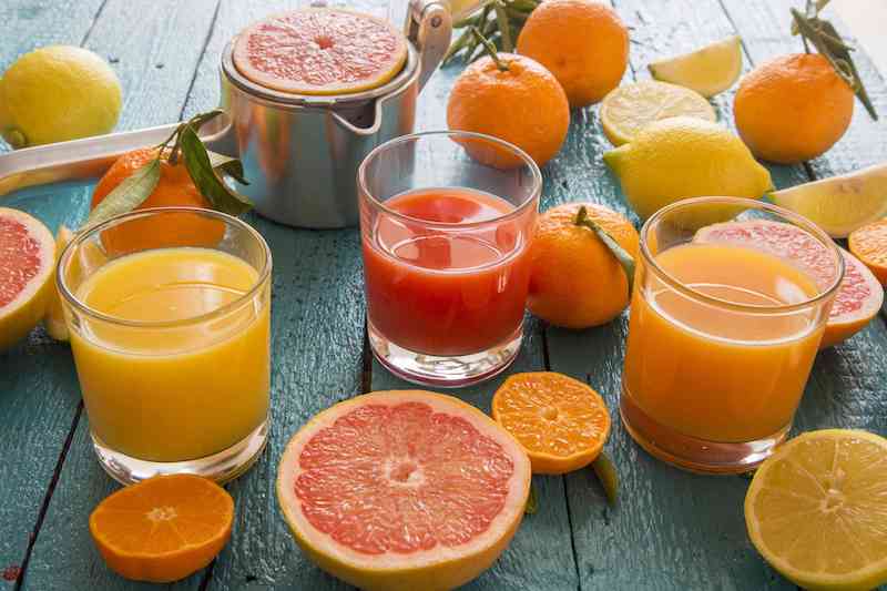 recette de bicarbonate de soude pour maigrir table remplie avec des oranges et pamlemousses en jus