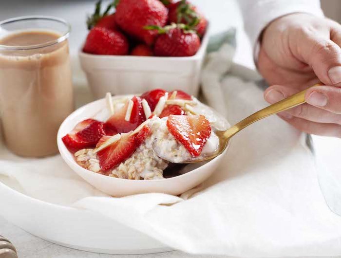 regime fraises fraises au yaourt dans un bol avec cuillere