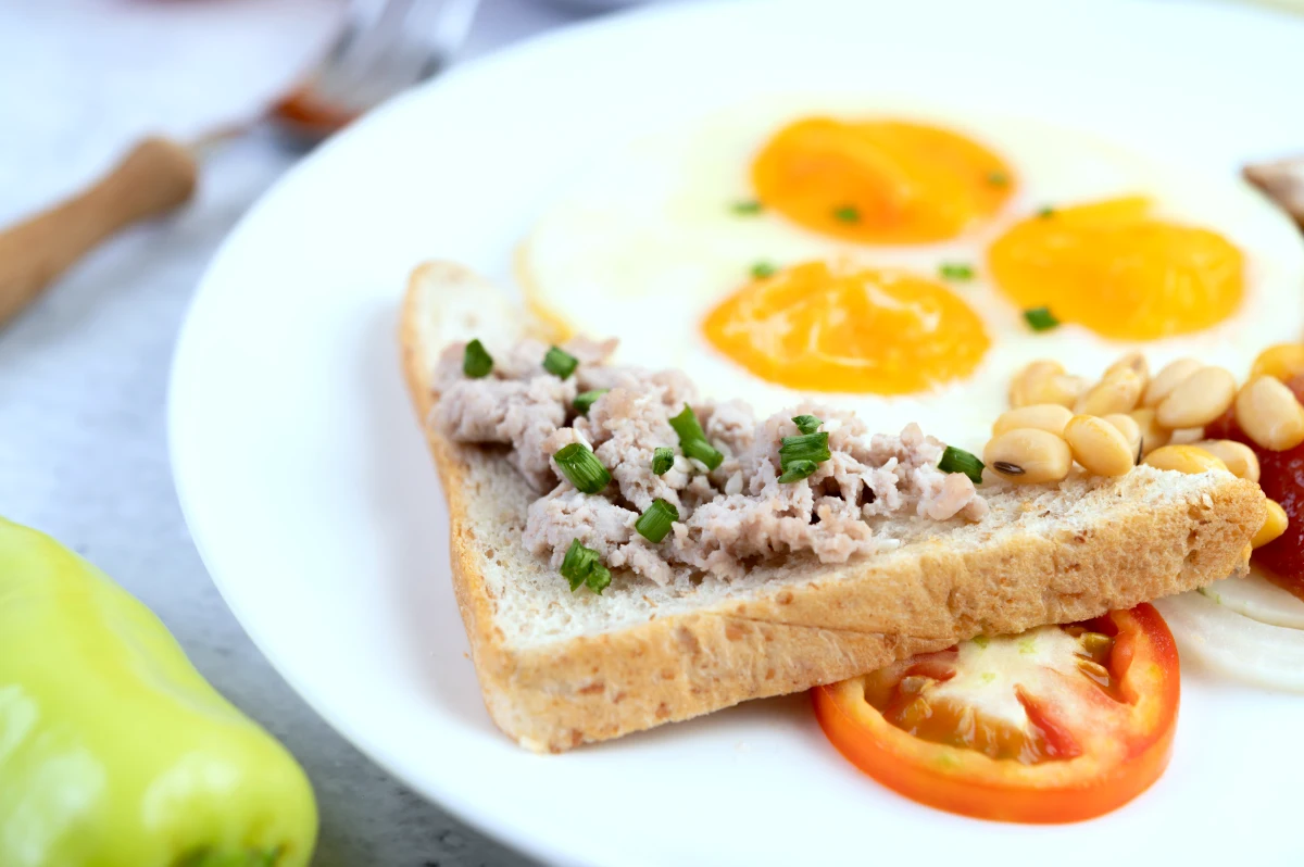 repas proteine avec des oeufs et de la viande