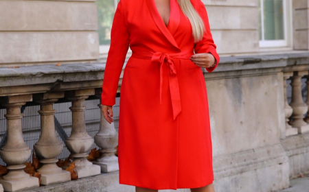robe rouge smoking noeud femme blonde rue