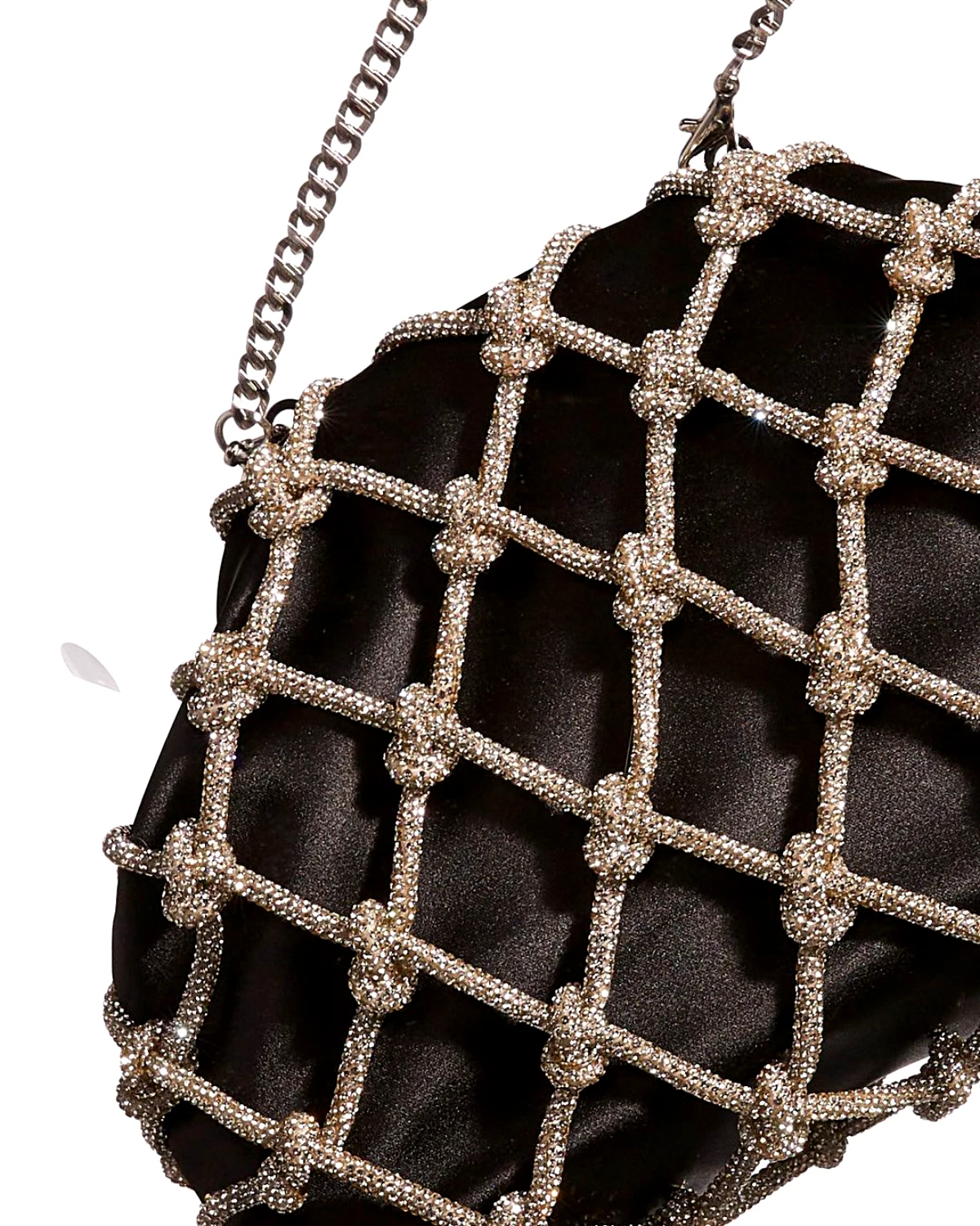 sac a main noir avec des elements metaliques