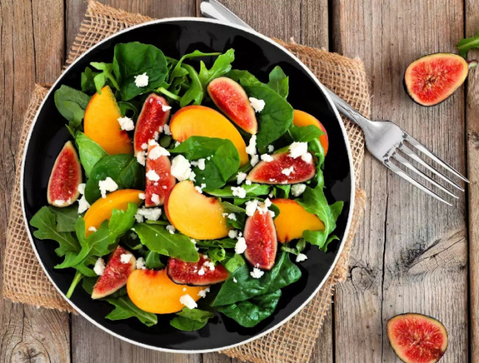 salade de roquettes epinards nectarines et figues