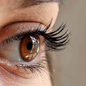 Comment faire baisser la tension oculaire naturellement ? Méthodes et gestes à adopter