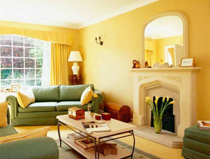 sejour en deux couleurs meubles verts murs jaunes