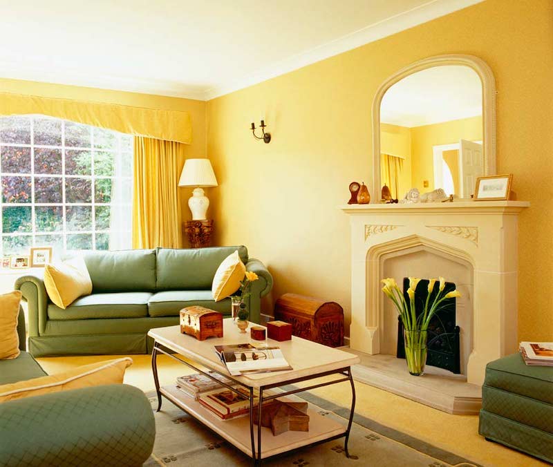 sejour en deux couleurs meubles verts murs jaunes
