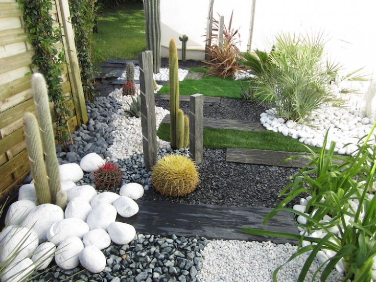 parterre-de-fleurs-avec-cailloux-pour-un-jardin-moderne-et-zen
