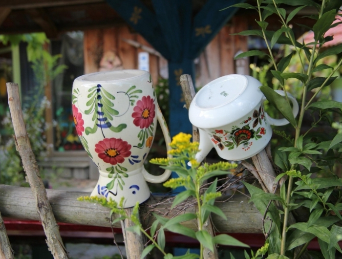 vase ceramique motifs fleurs recyclage vieux contenants jardin bois